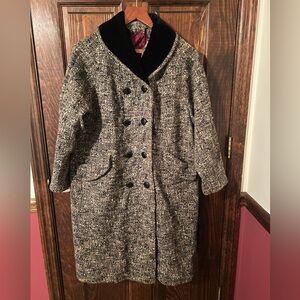 Beautiful vintage 1950’s double breasted coat, velvet collar, pockets. One Owner